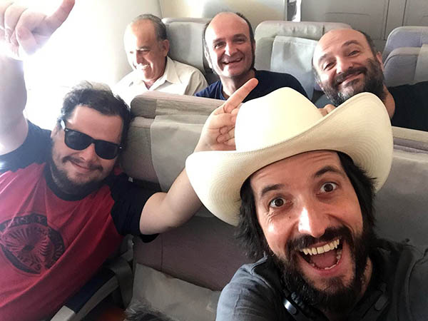 los chicos on a plane